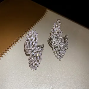 Elegante zilverkleurige open ringen met zirkonia en een bladachtig geometrisch ontwerp