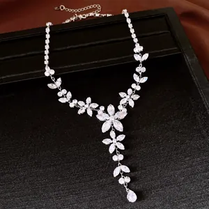 Elegante silberfarbene Y-Halskette mit funkelnden Zirkonia-Blumen und Tropfenanhänger