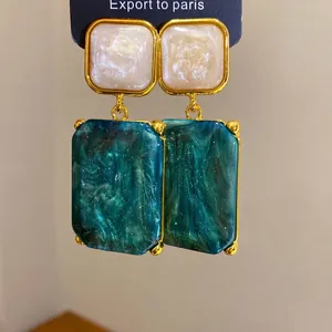 Elegante blauwgroene en parelwitte gemarmerde vierkante hars oorbellen met goud