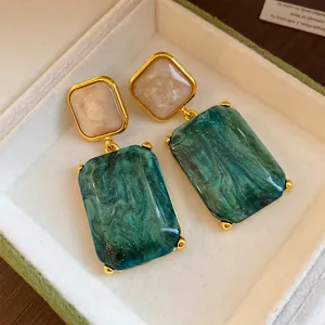 Elegante groen gemarmerde hars vierkante hanger oorbellen met een gouden afwerking