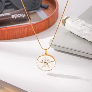 Detailansicht einer goldenen Schlangekette mit Harz-Seestern-Anhänger für Damen.