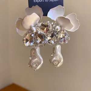 Elegante bloemenoorknoppen met gefacetteerde kristallen en barokke druppelparel hangers
