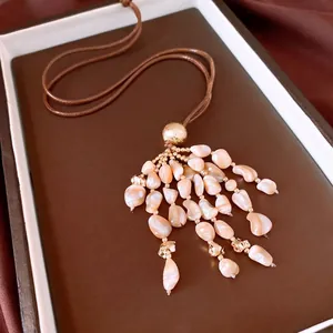 Collana Vintage Etnica Con Pendente a Nappina di Conchiglia Corda in Pelle Marrone Gioielli Bohemian Fatti a Mano da Donna