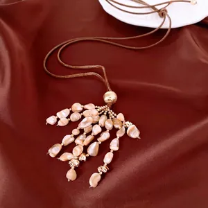 Collana vintage con pendente a nappine di conchiglia e cordino in pelle