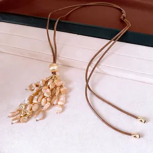 Collana vintage elegante con pendente a nappa in conchiglia e cordino in cuoio marrone