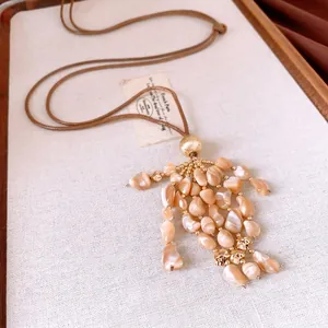 Collana con pendente a nappa in conchiglia vintage con cordino in pelle marrone da donna