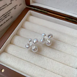 Dettaglio di eleganti orecchini a fiore con perle in stile francese in portagioie