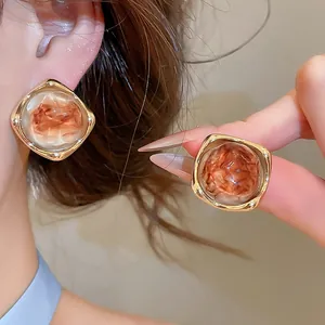Nahaufnahme von Vintage Maillard 14k vergoldeten Ohrsteckern mit Acetat-Muster