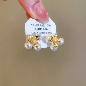 Primo piano di alta qualità di eleganti orecchini a lobo a fiore di perla in stile francese