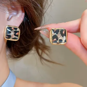 Detailansicht der Leopard-Acetat-Ohrstecker mit eleganter 14k Goldbeschichtung
