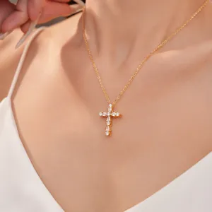 Vista detallada de un collar de cruz chapado en oro de 18k con circonitas de marquesa.