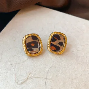 Nahaufnahme der Vintage-Ohrstecker aus Acetat mit Leopardenmuster und Goldüberzug