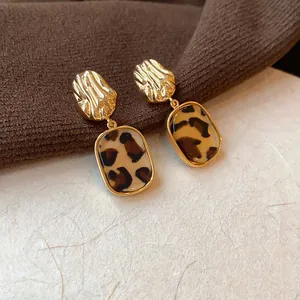 Nahaufnahme von Vintage-Ohrringen mit Leopardenmuster und 14 Karat Goldbeschichtung