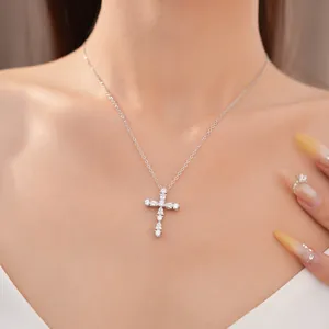 Vista detallada de collar de cruz con circón brillante en modelo para elegancia