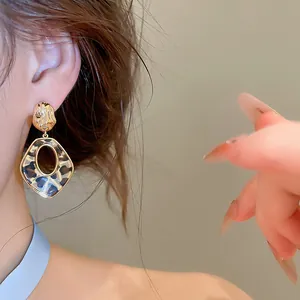 Detailaufnahme eines Vintage-Ohrrings aus Acetat mit Leopardenmuster und 14k Vergoldung