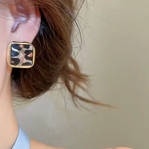 Makro-Detail des quadratischen Acetat-Ohrrings mit 14k Goldbeschichtung und Leopardenmuster