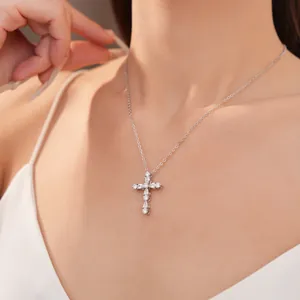 Primer plano de un elegante collar de cruz con circonitas chapado en oro de 18 quilates.