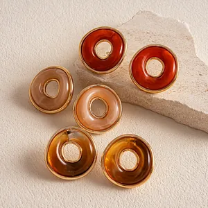Nahaufnahme von Vintage-Ohrsteckern aus marmoriertem Acryl in geometrischer Form