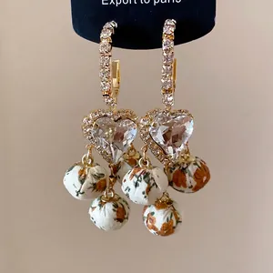 Elegante französische Strass-Herzohrringe mit floralen Stoffkugel-Anhängern