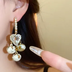Exquisite französische Vintage Herzohrringe mit Diamanten und floralen Stoffanhängern.