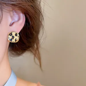 Nahaufnahme von Vintage-Ohrsteckern mit 14k Goldbeschichtung und Leoparden-Acetat-Inlay