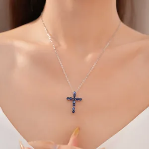 Elegante collar bañado en oro de 18 quilates con colgante de cruz de circón azul
