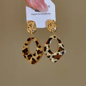 Nahaufnahme von Retro-Ohrringen aus Leoparden-Acetat mit 14-karätiger Vergoldung