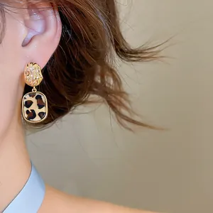 Detailansicht von Vintage-Ohrringen mit Leopardenmuster und 14k Goldbeschichtung