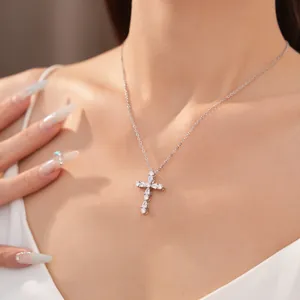 Elegante collar con colgante de cruz chapado en oro blanco de 18 quilates con circonita