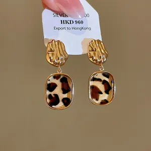 Detailansicht von 14k vergoldeten Vintage-Leopard-Acetat-Ohrringen mit Retro-Ästhetik