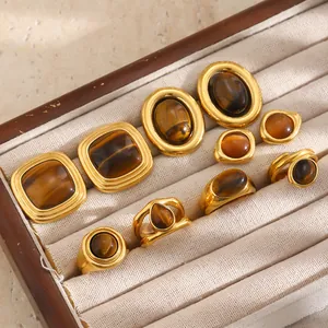 Gedetailleerde weergave van vergulde roestvrijstalen sieraden met tijgeroogstenen