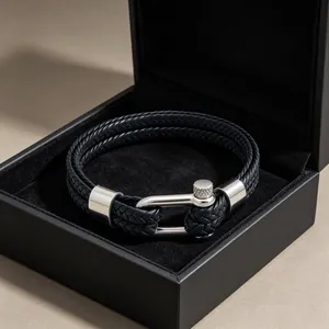Bracelet en cuir tressé double couche pour homme avec fermoir manille en acier.