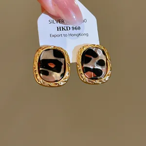 Detailaufnahme von 14k vergoldeten Acetat-Ohrringen mit schickem Leopardenmuster-Design