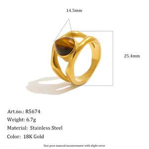 Gedetailleerd overzicht van vintage 18K vergulde roestvrijstalen ring met tijgeroogsteen