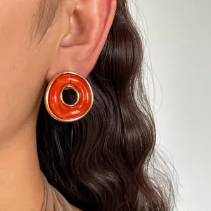 Nahaufnahme retro acryl marmorierte hohle kreisohrringe mit goldrand am modell