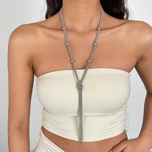 Elegante silberne mehrlagige Quastenkette, getragen mit einem weißen Schlauchtop
