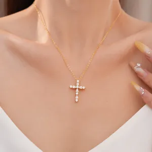 Primer plano de un elegante collar de cruz chapado en oro de 18k con circonitas