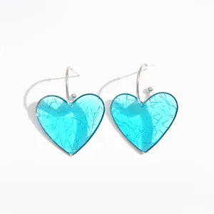 Boucles d'oreilles cœur en résine bleue avec texture craquelée et tiges en argent