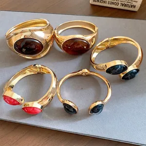 Vintage vergoldete Armreifen mit bunten ovalen Harzsteinen im Retro-Stil