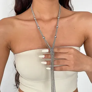 Nahaufnahme einer eleganten silberfarbenen mehrlagigen Quastenhalskette für Damen