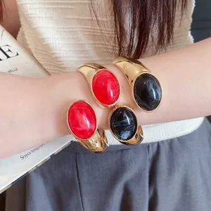 Vintage verstellbare Armreifen mit ovalem Harz in Rot und Schwarz Gold für Damen