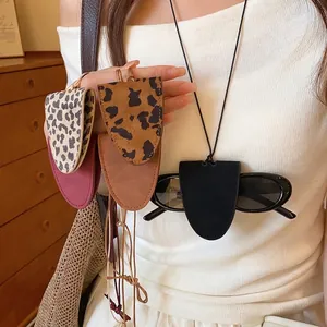 Collier porte-lunettes élégant en cuir imprimé léopard pour femme accessoire de mode