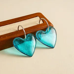 Boucles d'oreilles cœur en résine bleu sarcelle avec texture craquelée et crochets