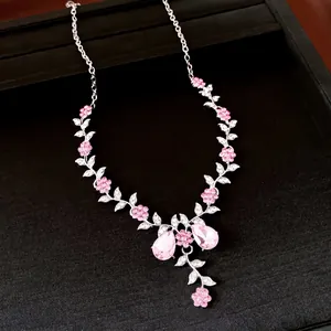 Elegante silberfarbene Halskette mit rosa Kristallblumen und Blattdesign