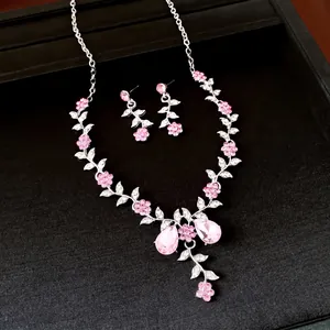 Elegantem Set aus Halskette und Ohrringen mit Strassblumen und Blattmotiv für Damen