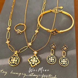 Conjunto de joyas bañadas en oro de 18K con flor de esmalte negro y circonitas