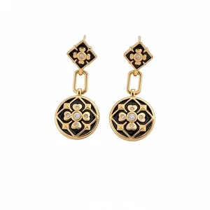 Elegantes pendientes colgantes bañados en oro con flor de esmalte negro y circón