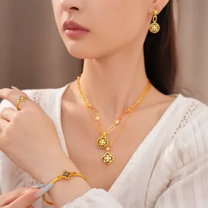 Vista detallada de un elegante conjunto de joyas de flores chapado en oro en una modelo