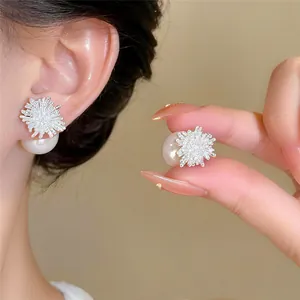 Detailopname van Franse zirkonia oorknopjes met elegante ronde parelaccenten