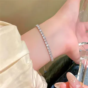 Elegantes verstellbares Silberarmband mit funkelnden runden Kristallen am Handgelenk
